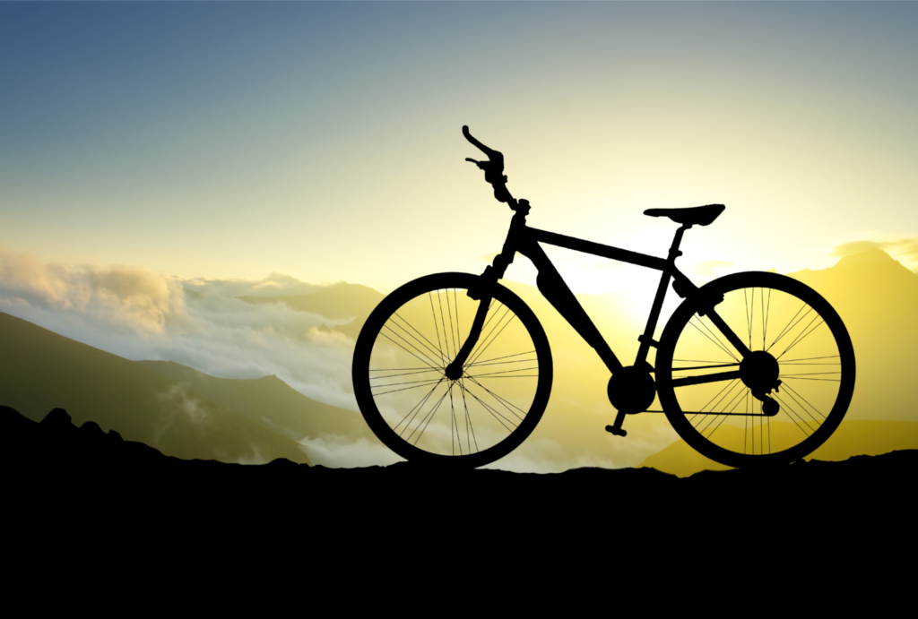 Uma bicicleta aro 29 com por do sol ao fundo. Foto: Biletskiy Evgeniy - Canva