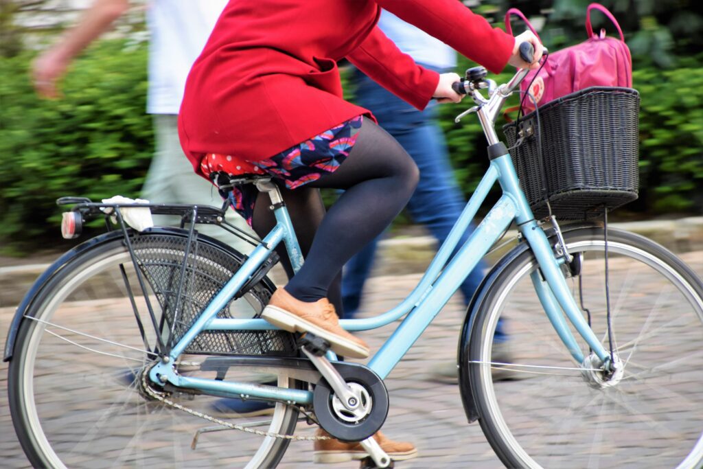 Mulher pedalando. Foto de Waldemar, Unsplash.