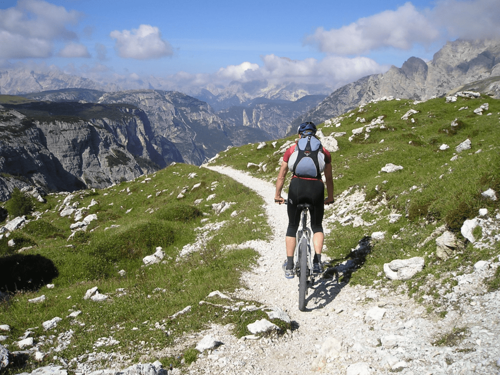 Atleta pedalando em trilha na montanha. Foto de formulário PxHere.