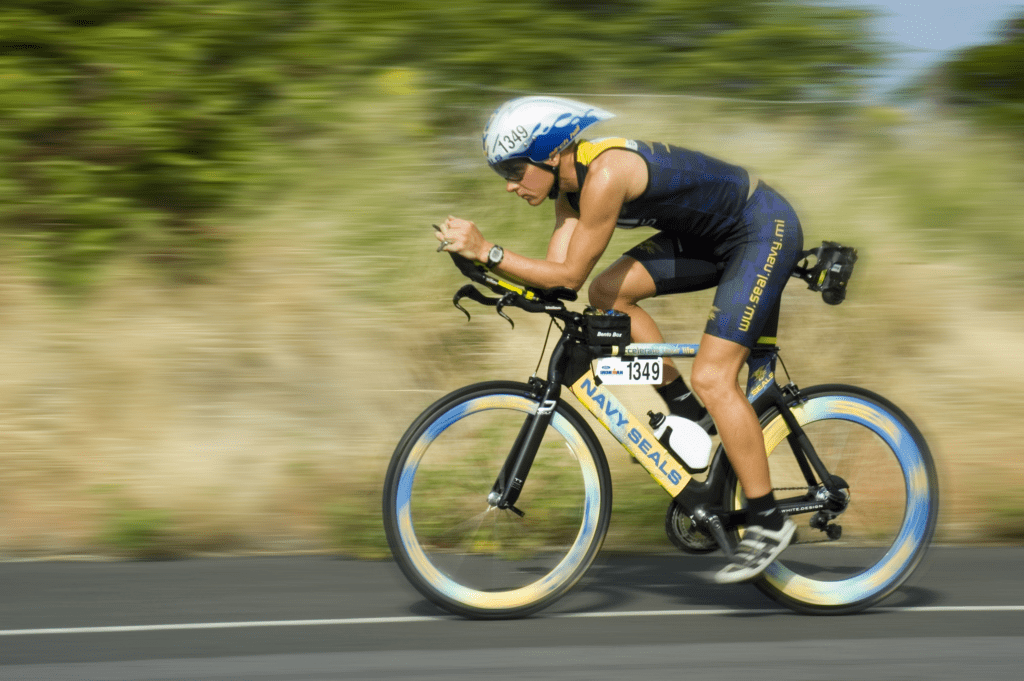 Atleta pedalando em estrada. Foto de formulário PxHere.