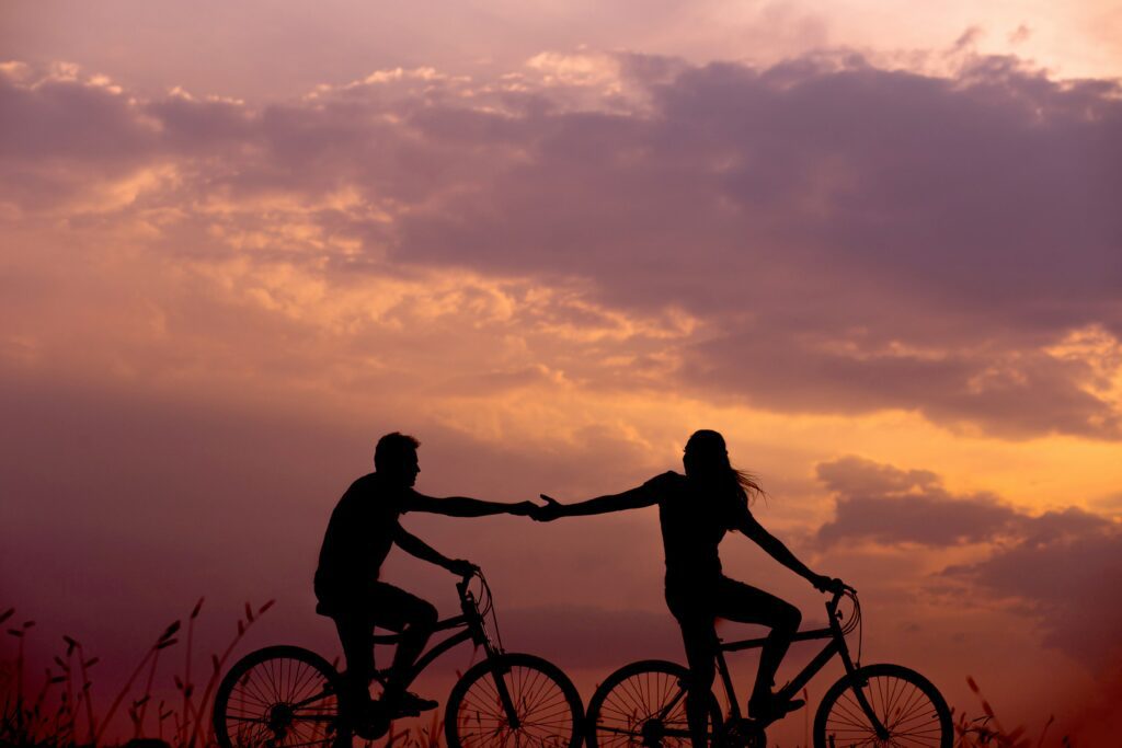 Casal aproveitando os benefícios ao andar de bicicleta
