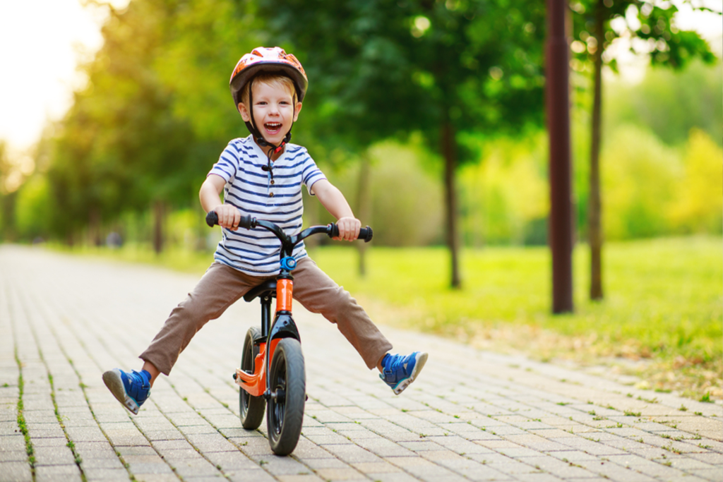 Diversão garantida com a bicicleta de equilíbrio - Imagem: Stock Photo - Evgeny Atamanenko