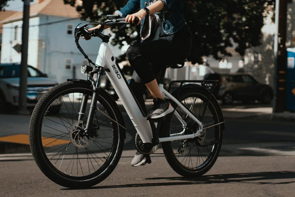 Bicicleta elétrica branca na rua