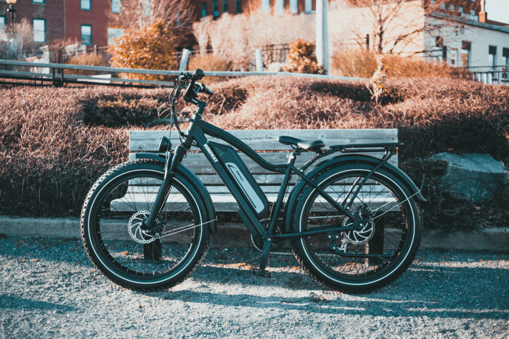 Bicicleta elétrica encostada num banco - Fonte: Unsplash - Himiway Bikes