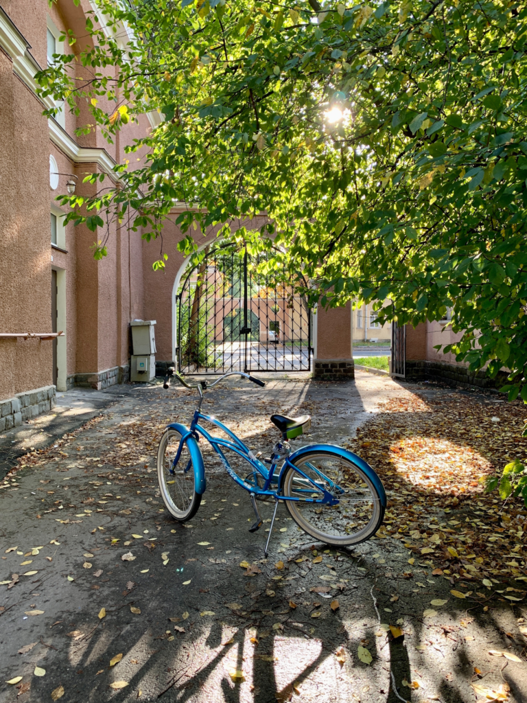 Bicicleta em local fechado e tranquilo, ótimo para aprender. Foto de Elena Golovchenko, Pexels.