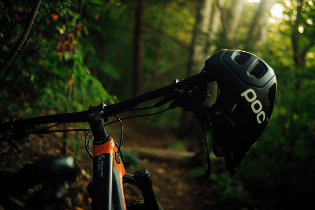 Bicicleta em trilha. Foto de Tim Foster, Unsplash.