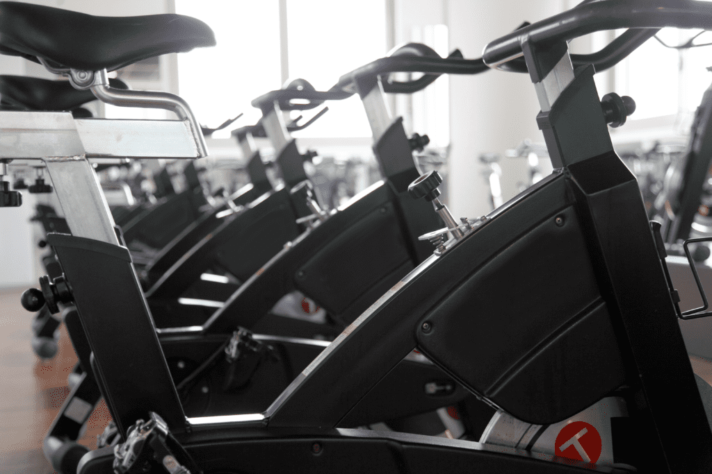 Várias bicicletas ergométricas em uma academia. Foto: diecidodici - Canva
