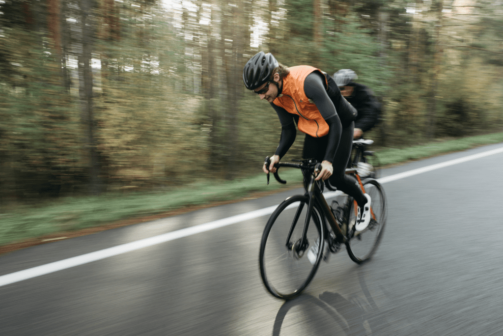 Ciclistas com bicicleta speed - Créditos: Pexels