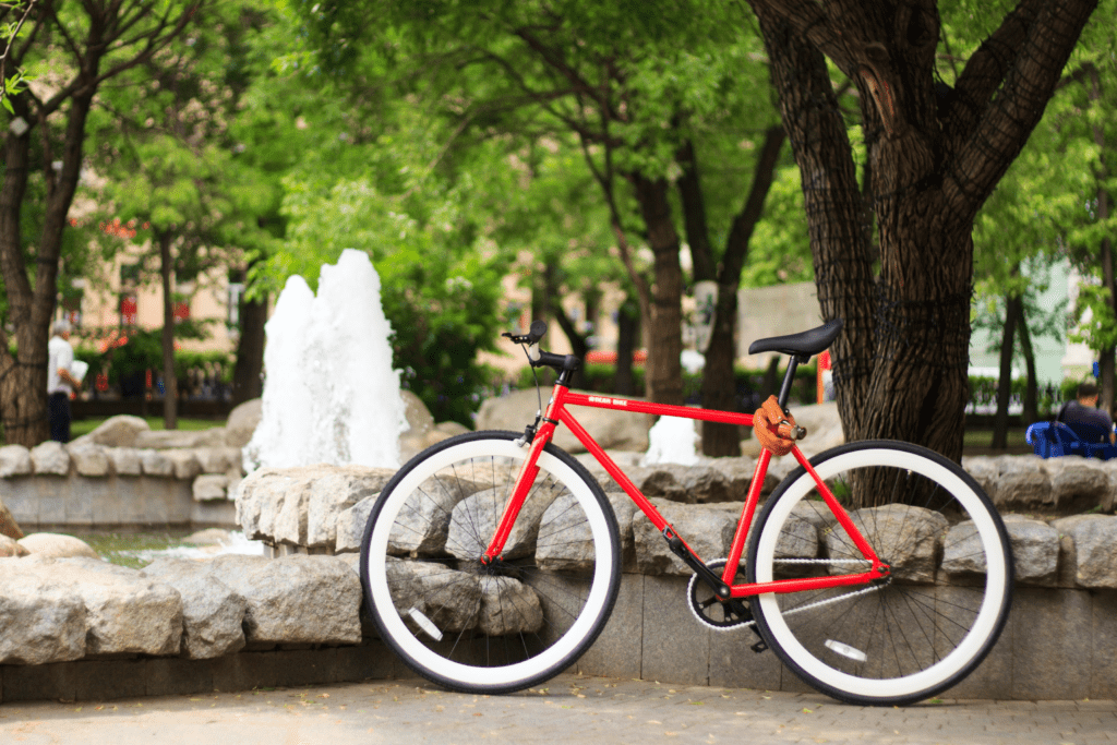 Bike com quadro vermelho. Foto de Oleg Prachuk, Pexels.