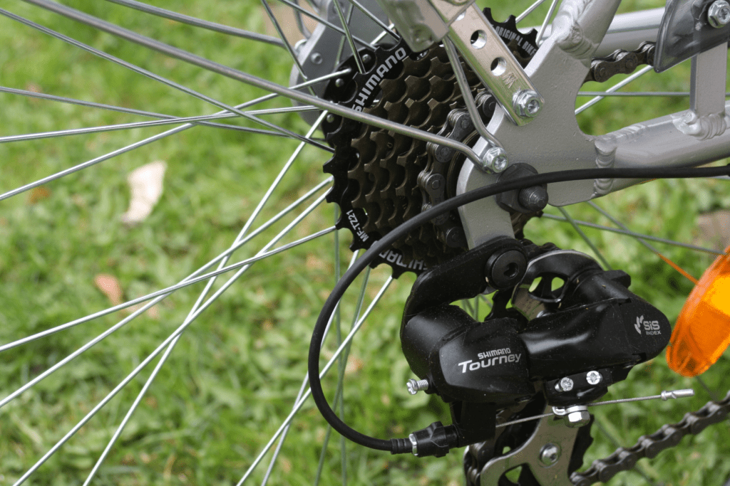 Câmbio Shimano Tourney instalado em bike. Foto de formulário PxHere.