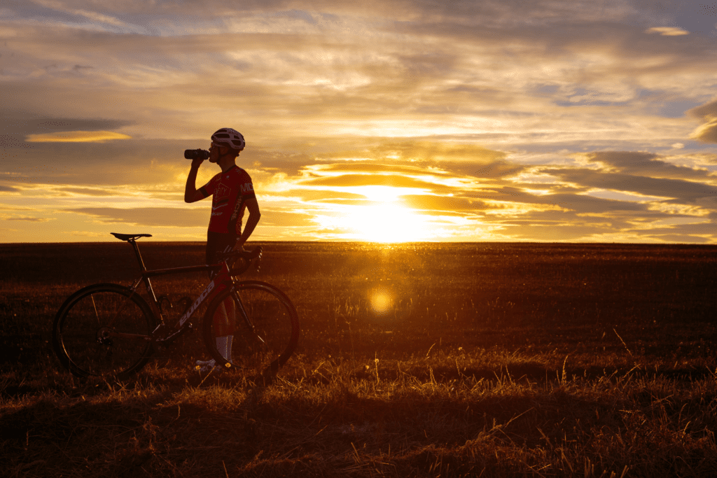 Ciclista se hidratando. Crédito: Unsplash