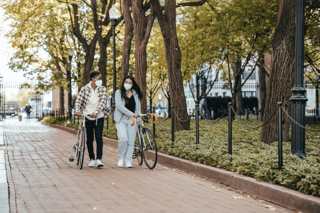 Casal andando com a bicicleta - Fonte: Pexels