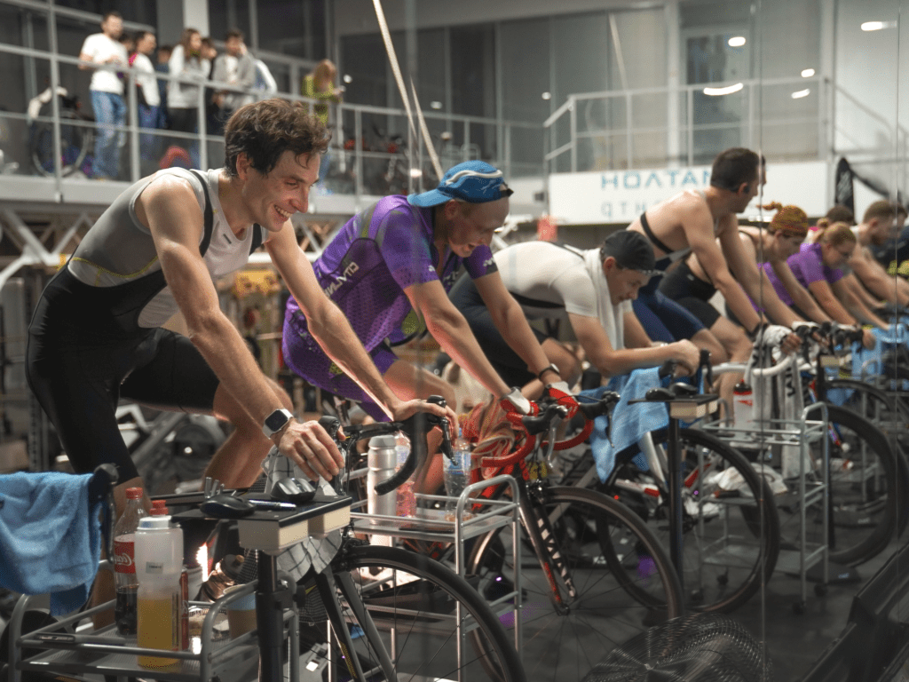 Pessoas praticando ciclismo em academia. Foto de Dmitry Limonov, Pexels.