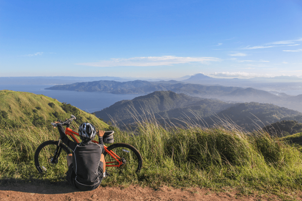 Ciclista apreciando a paisagem - Fonte: Pexels.