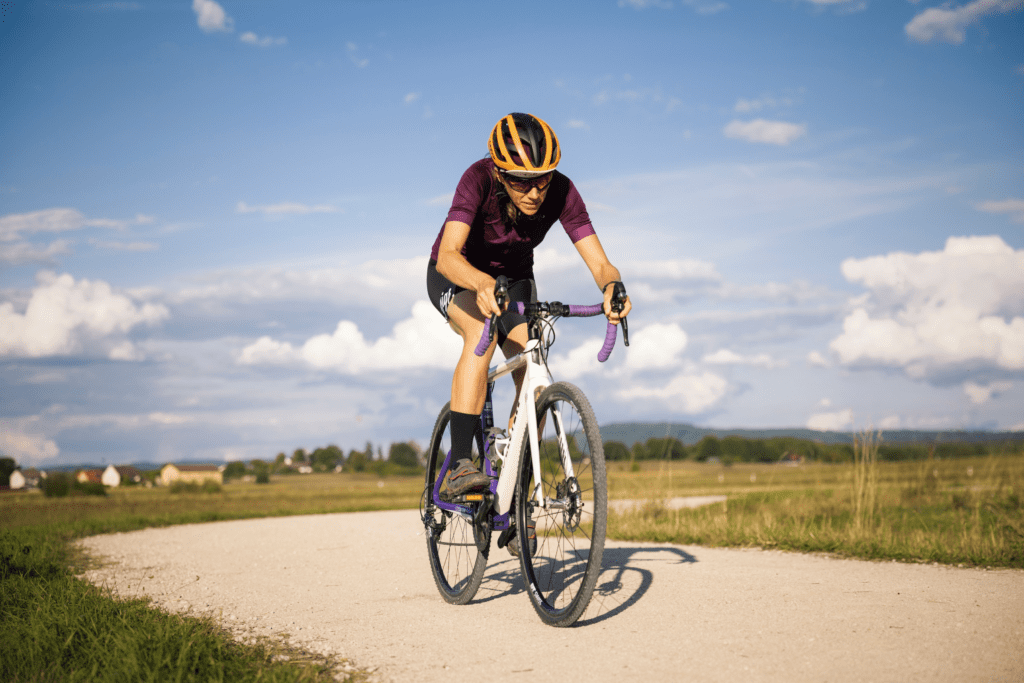 Ciclista pedalando na bike speed - Fonte: Pexels.