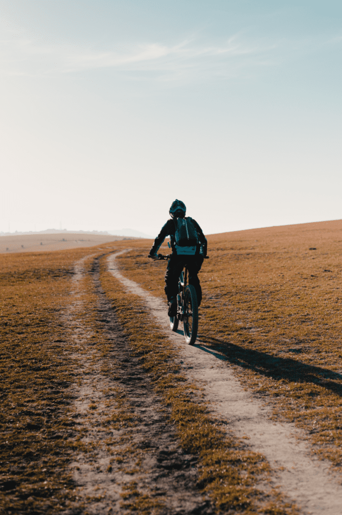 Ciclista pedalando em trilha. Foto de Harry Shelton, Pexels.