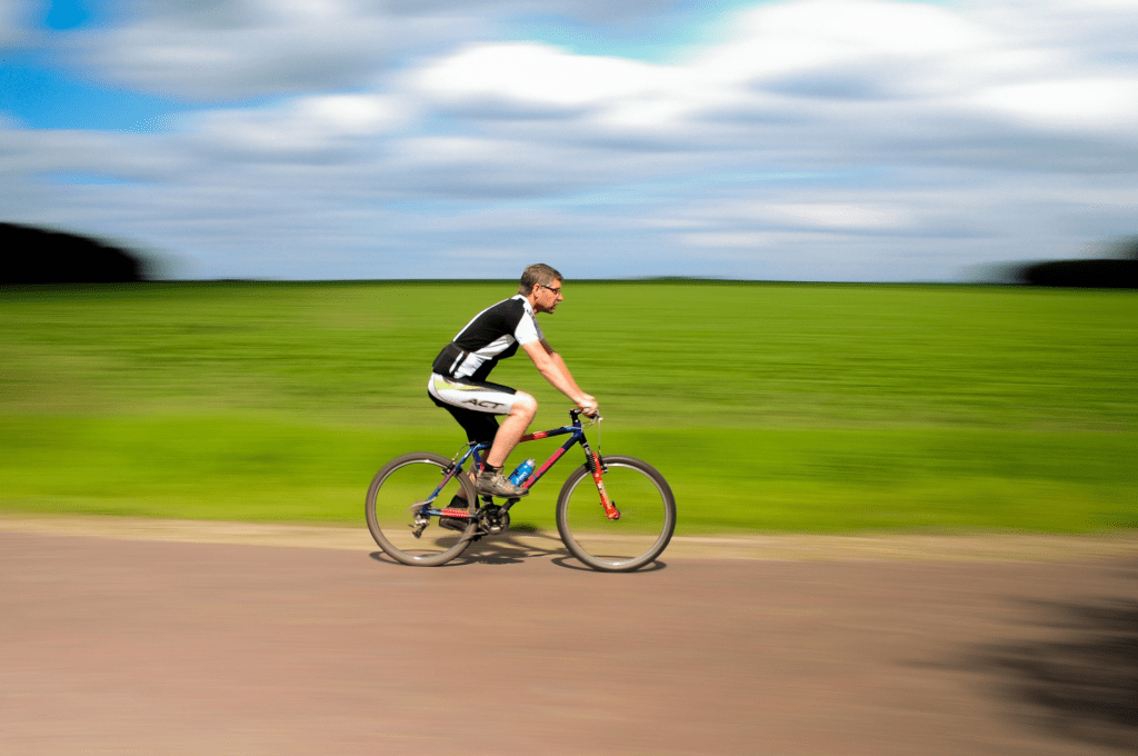 Ciclista pedalando - Fonte: Pixabay