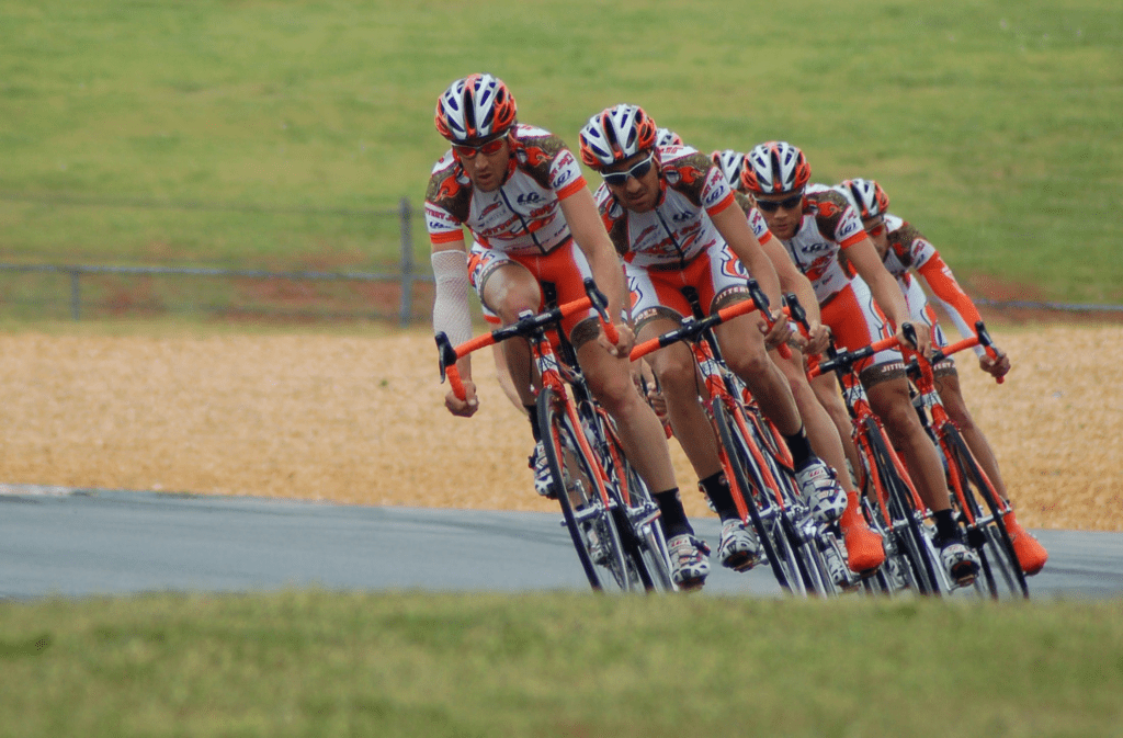 Equipe profissional de ciclismo treinando. Crédito: James Thomas - Unsplash