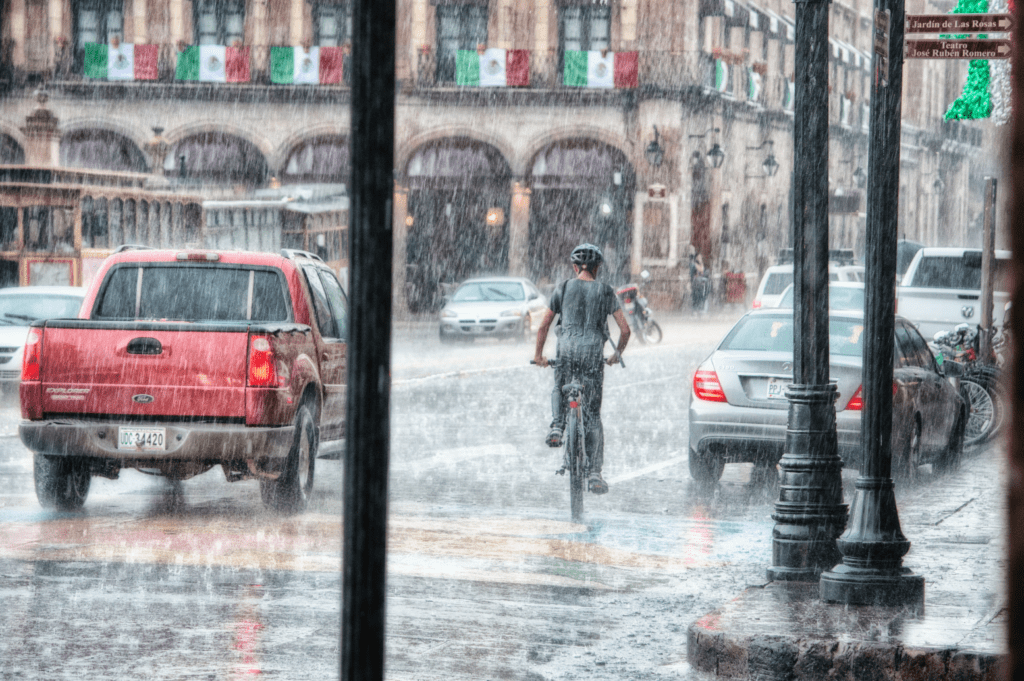 Ciclista tomando chuva - Fonte: Pexels