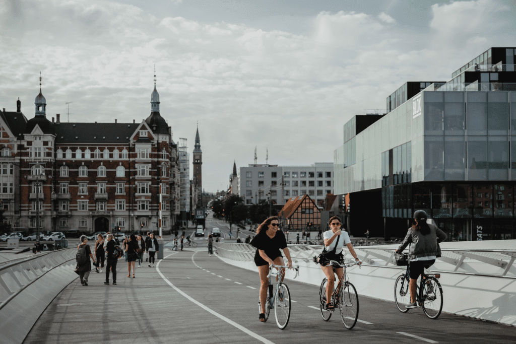 Ciclistas pedalando na cidade. Foto de Febiyan na Unsplash.