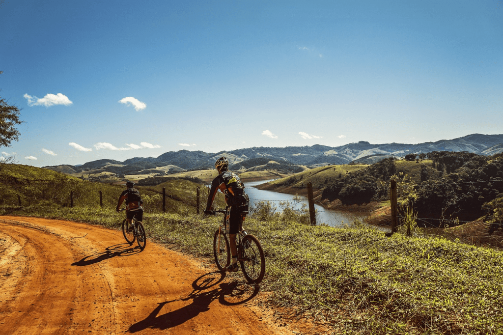 Ciclistas pedalando em uma trilha - Fonte: Pixabay