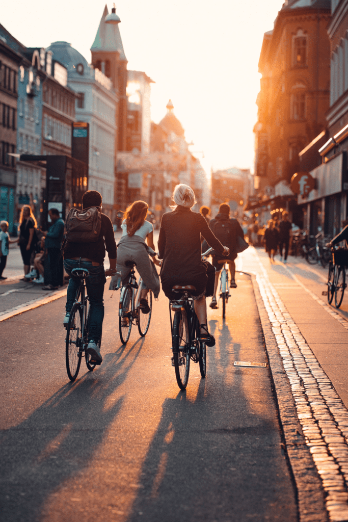 Pessoas pedalando na cidade. Créditos: Pexels