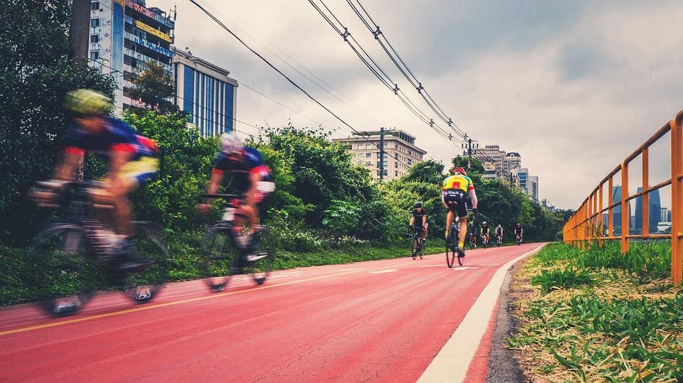 Ciclistas na ciclovia Rio Pinheiros