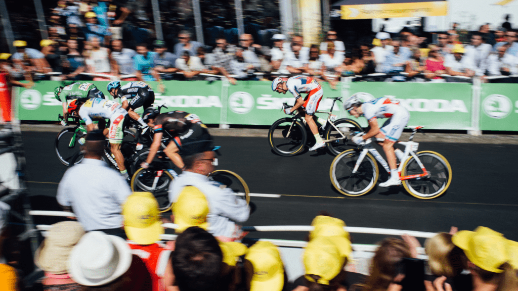 Competidores em prova do Tour de France. Foto de Howard Bouchevereau, Unsplash.