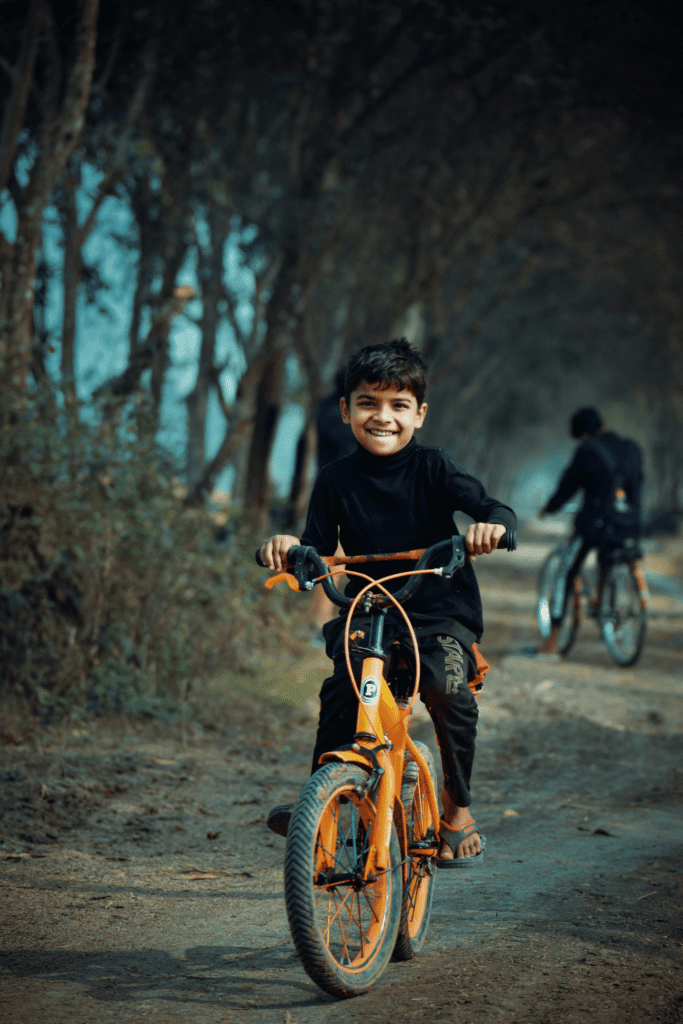 Criança andando de bicicleta. Foto de Tarikul Raana, Pexels.