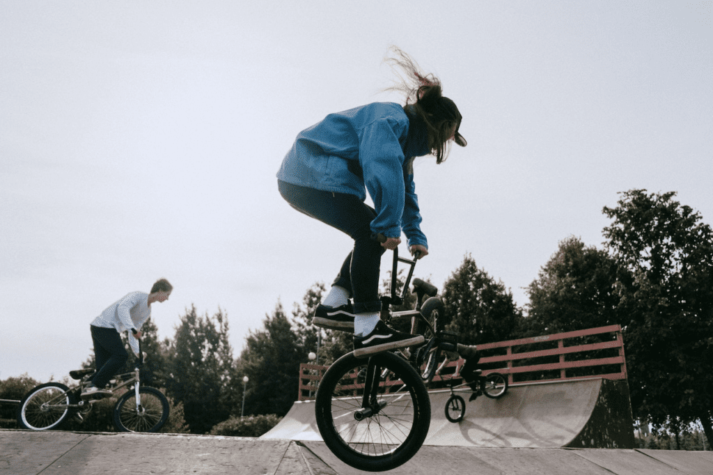 Ciclistas praticando freeride em um bike park. Foto: Pexels