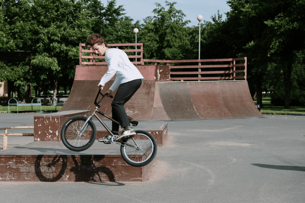 Freerider pulando degrau em um bike park. Foto: Pexels