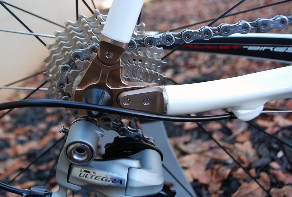 Gancheira instalada em bike com câmbio Shimano. Foto de Glory Cycles, Flickr.