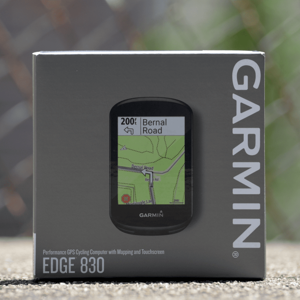 Aparelho Garmin Edge 830 na caixa. Foto de Glory Cycles, Flickr.