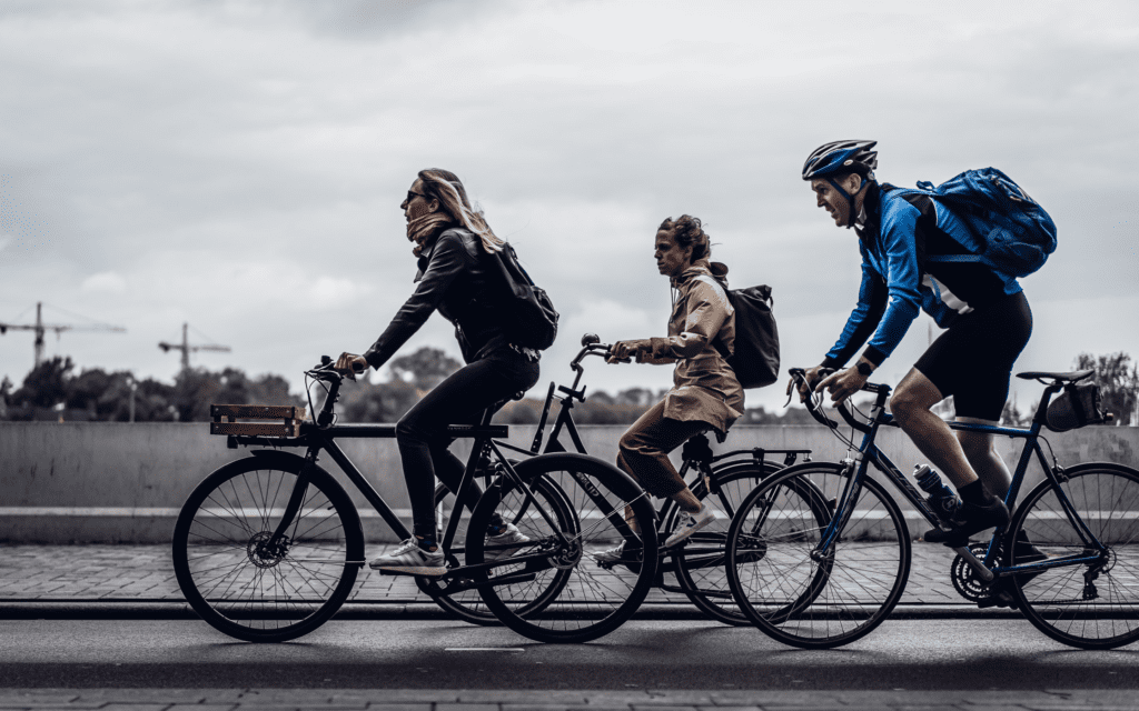 Grupo de ciclistas pedalando juntos. Foto de Dovile Ramoskaite, Unsplash.