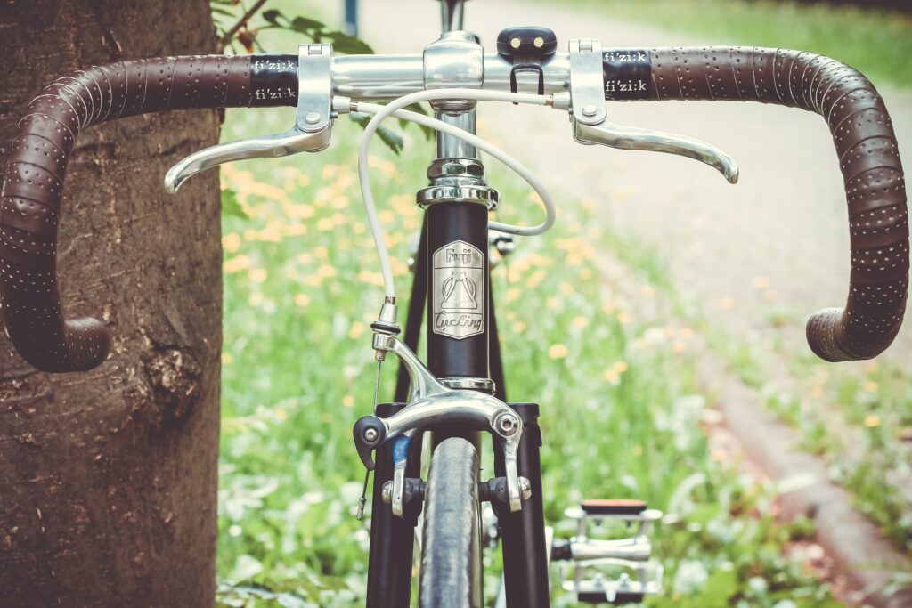 Parte da frente de uma bicicleta com guidão drop. Foto: Unsplash