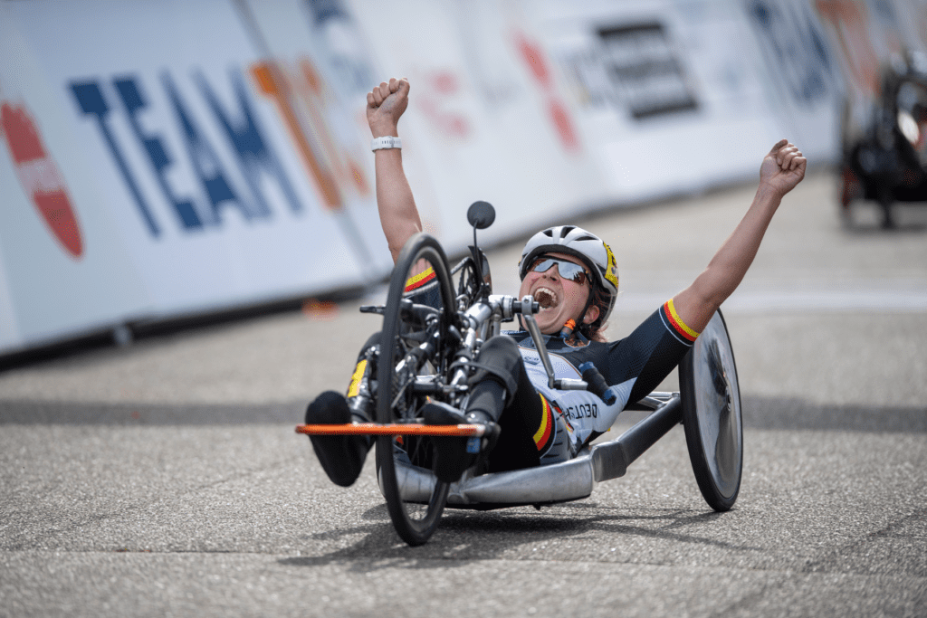 Competidora de paraciclismo comemorando em sua handbike - Créditos: Team Deutschland Paralympics