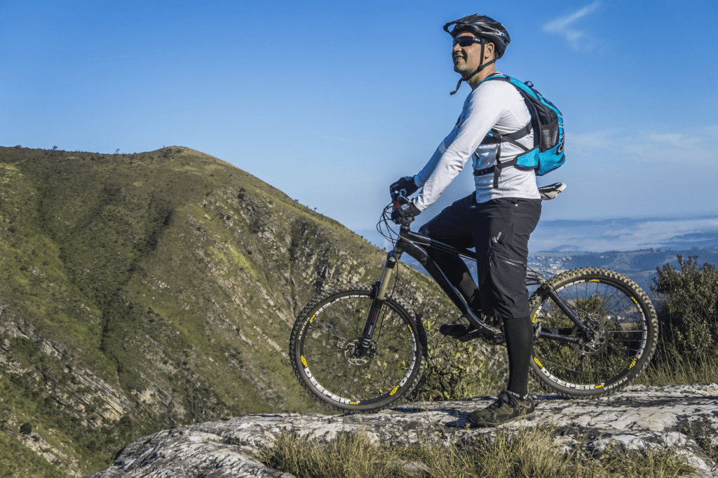 Homem com equipamentos de proteção de ciclismo - Fonte: Pixabay