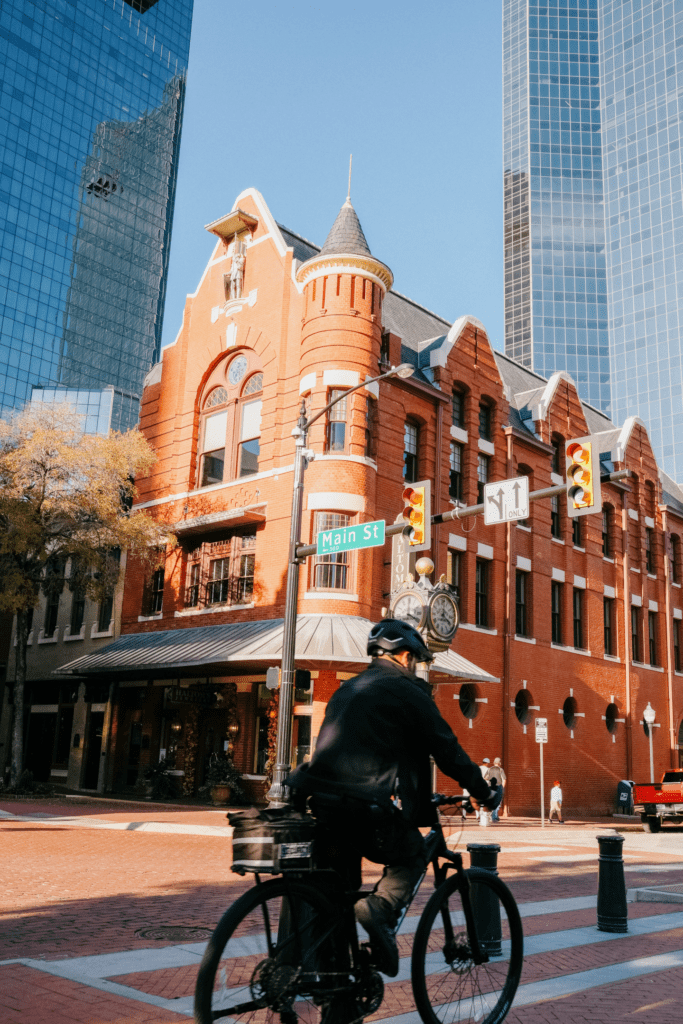 Homem pedalando em ambiente urbano. Foto de Lucas Hoang na Unsplash.