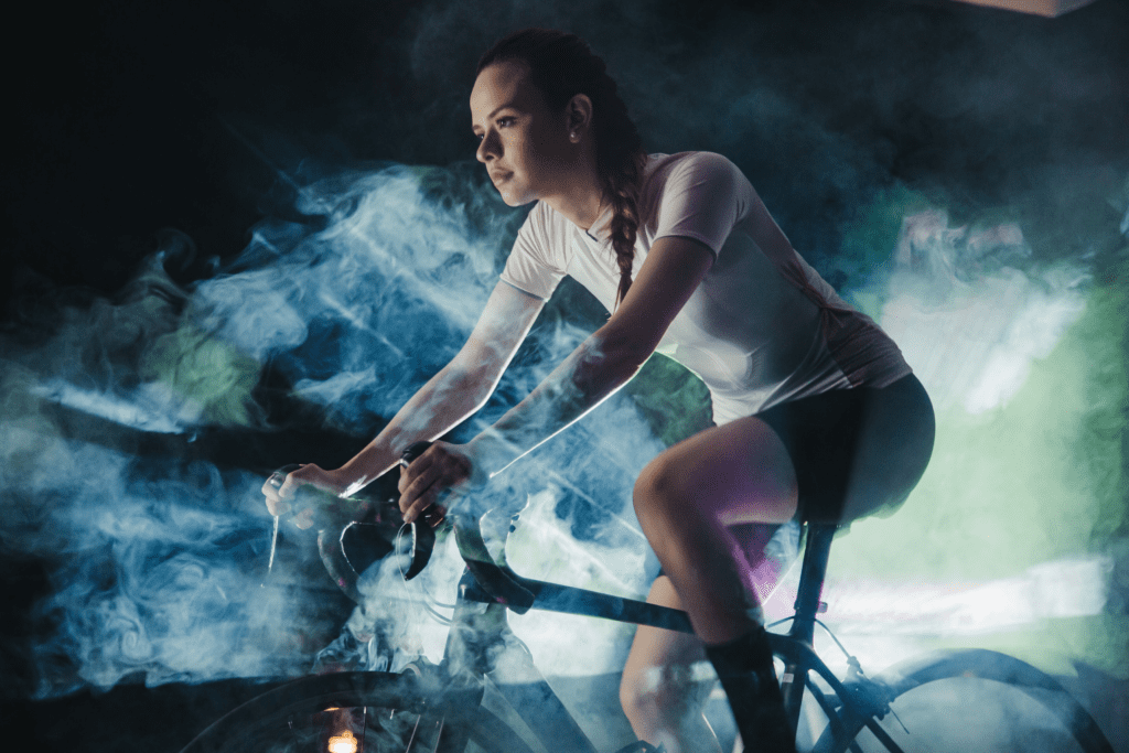 Mulher pedalando com roupas de ciclismo - Fonte: Pexels.