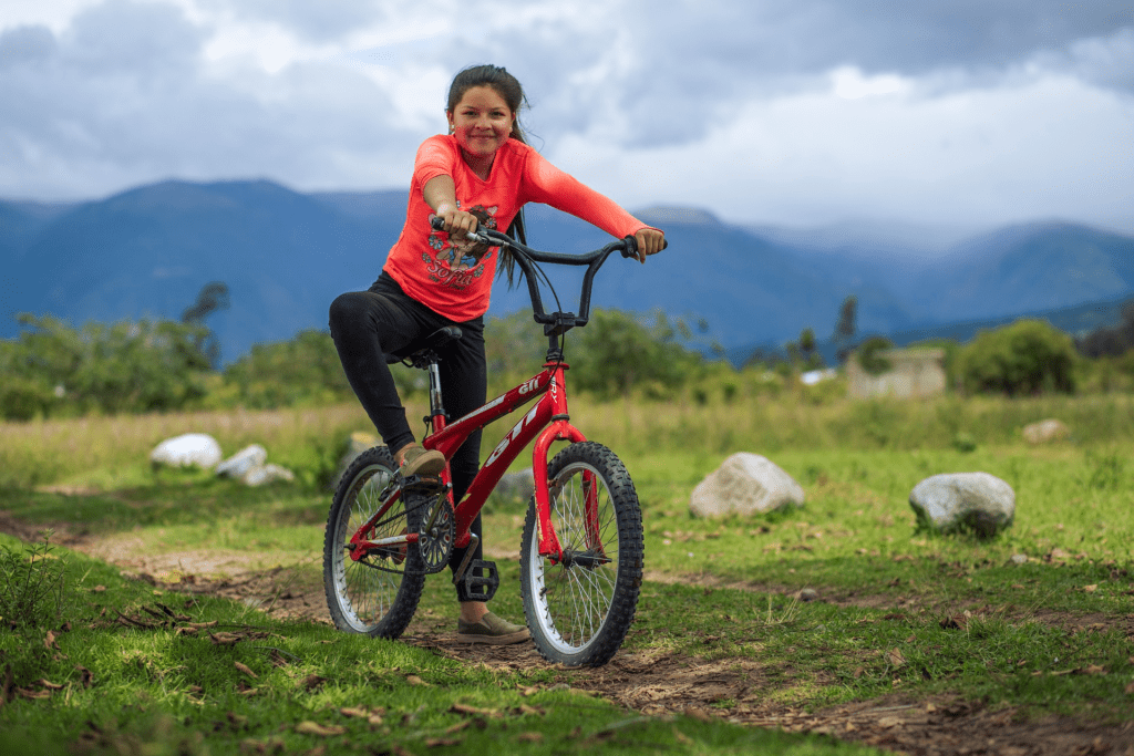 Menina montada na bicicleta - Fonte: Pixabay