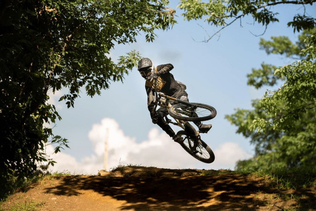 Praticante de MTB Downhill. Foto: Pixabay