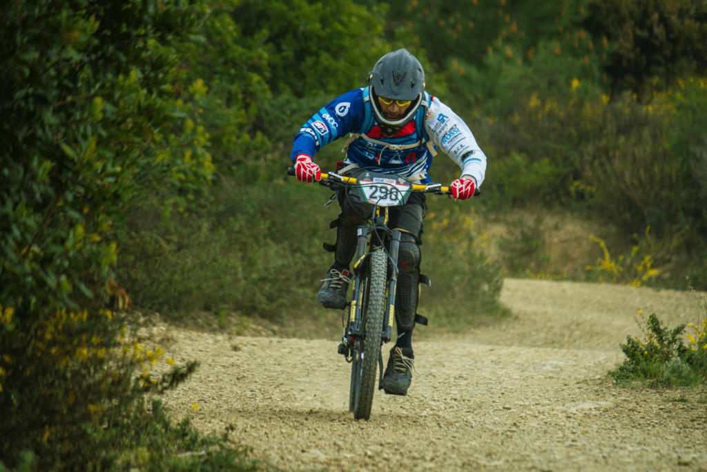 Atleta em competição de mountain bike. Foto de Gioele Fazzeri