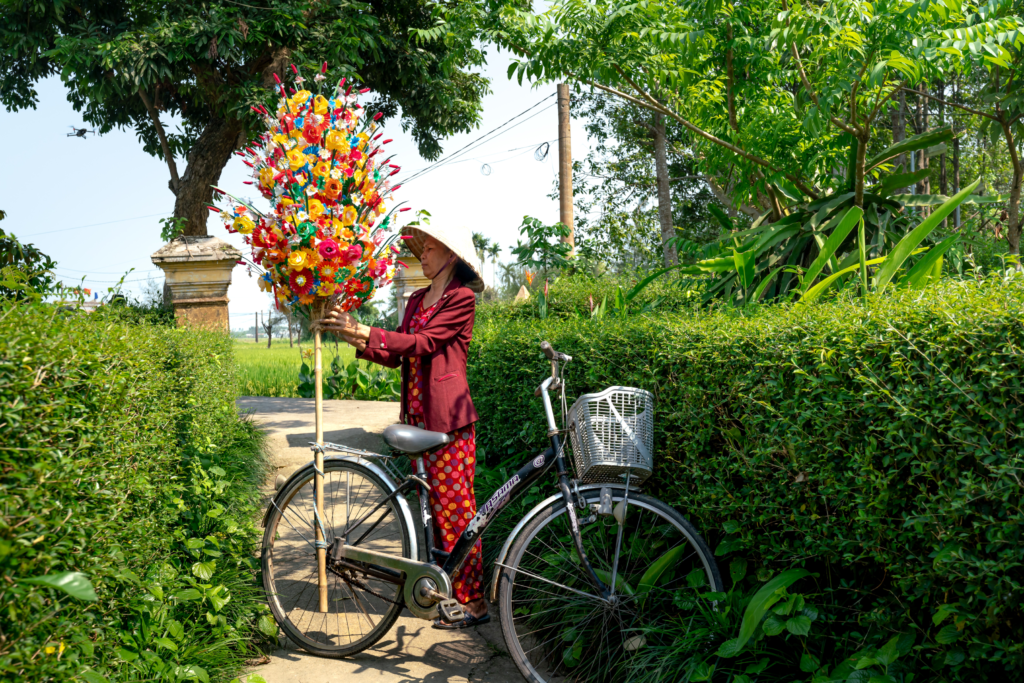 Mulher com sua bicicleta em passeio. Foto de Quang Nguyen Vinh, Pexels.