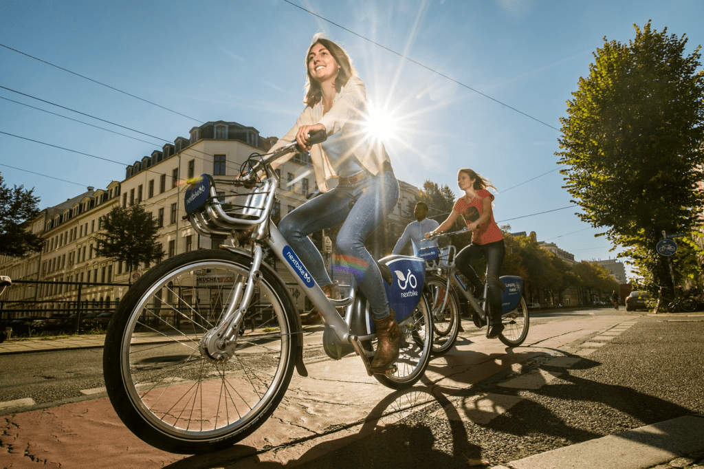 Mulheres pedalando - Fonte: Pixabay