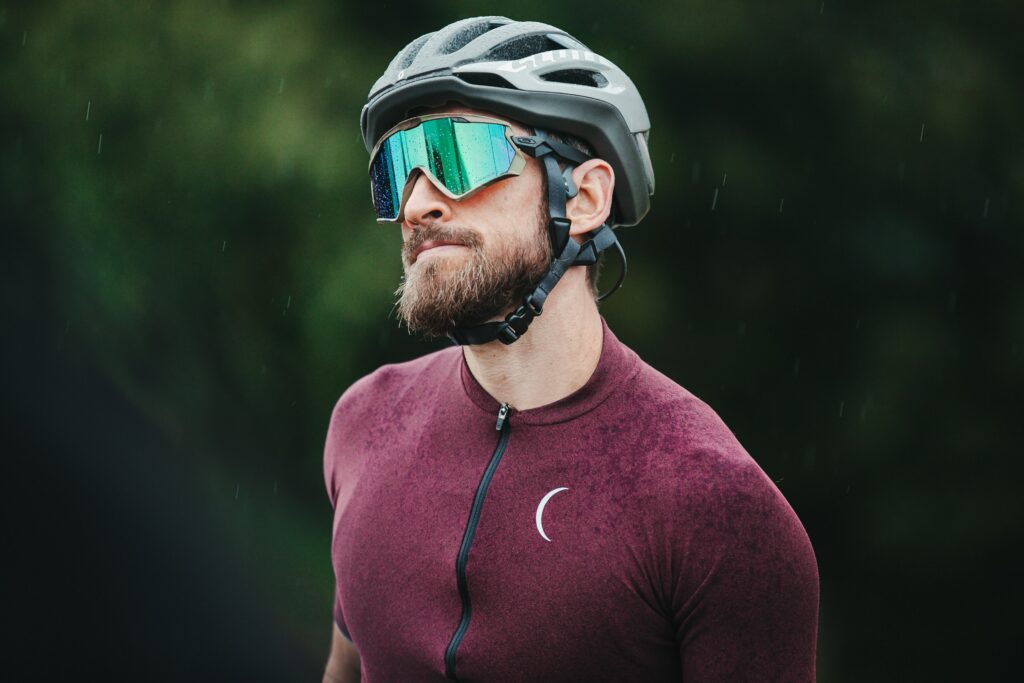 Ciclista com óculos