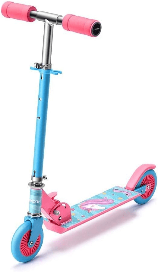 Imagem mostrando o Patinete Atrio Unicorn 2, que é visto parcialmente de lado, tem estrutura na cor azul bebê, manoplas e rodas na cor rosa, e deck com imagem impressa de unicórnio. O fundo é branco. Imagem: Amazon.