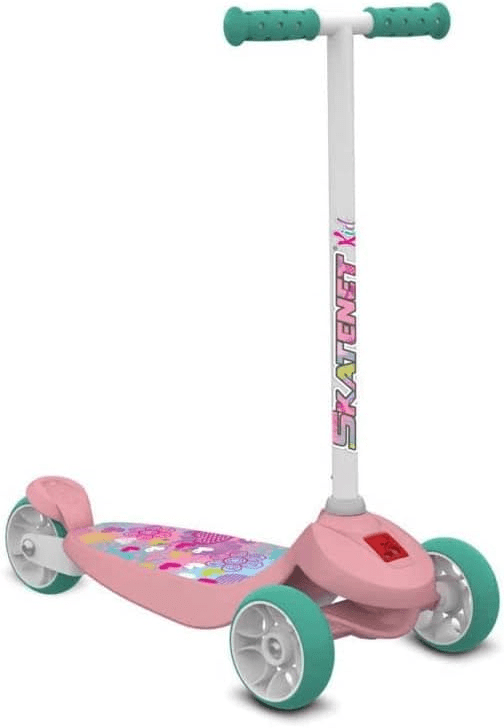 Imagem mostrando o Patinete Skatenet Kid Flower, visto de lado. O patinete possui o guidão, a estrutura e parte interna das rodas da cor branca, manoplas e parte externa das rodas verdes, deck cor de rosa, e uma estampa divertida de flores e corações coloridos no deck. O fundo é branco. Imagem: Amazon.