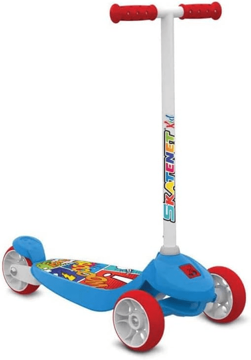 Imagem mostrando o Patinete Skatenet Kid, visto de lado. O patinete possui guidão branco, manoplas e parte externa das rodas vermelhas, deck azul, estrutura e parte interna das rodas branca, com uma estampa divertida de cartoon no deck. O fundo é branco. Imagem: Amazon.