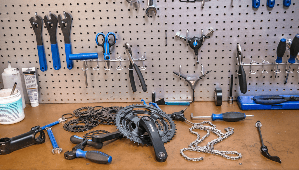 Peças Shimano em oficina. Foto de Tom Conway, Unsplash.