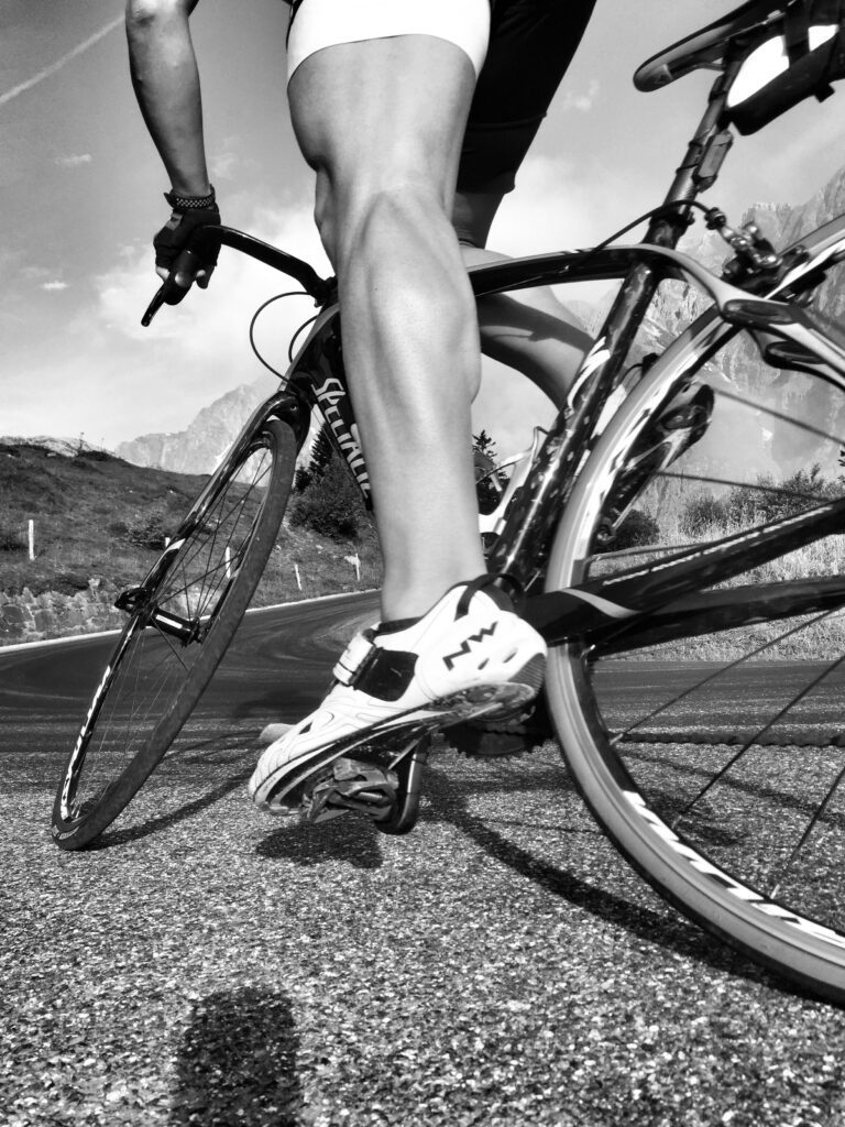 Perna de ciclista. Foto: Daniel Llorente - Unsplash